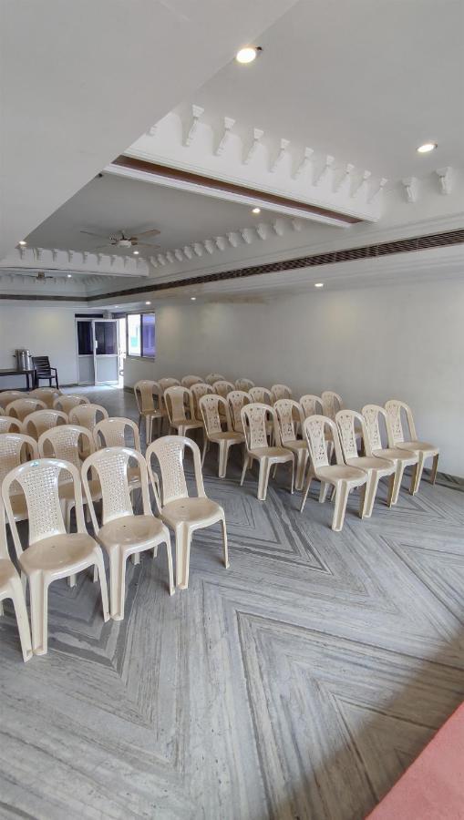 Hotel Aarathy Madurai Bagian luar foto